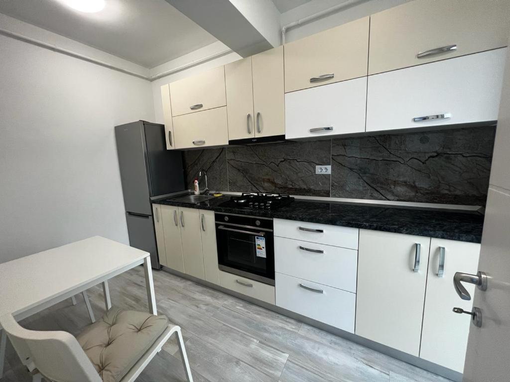 Cozy Accommodation Central City - Ясси Екстер'єр фото
